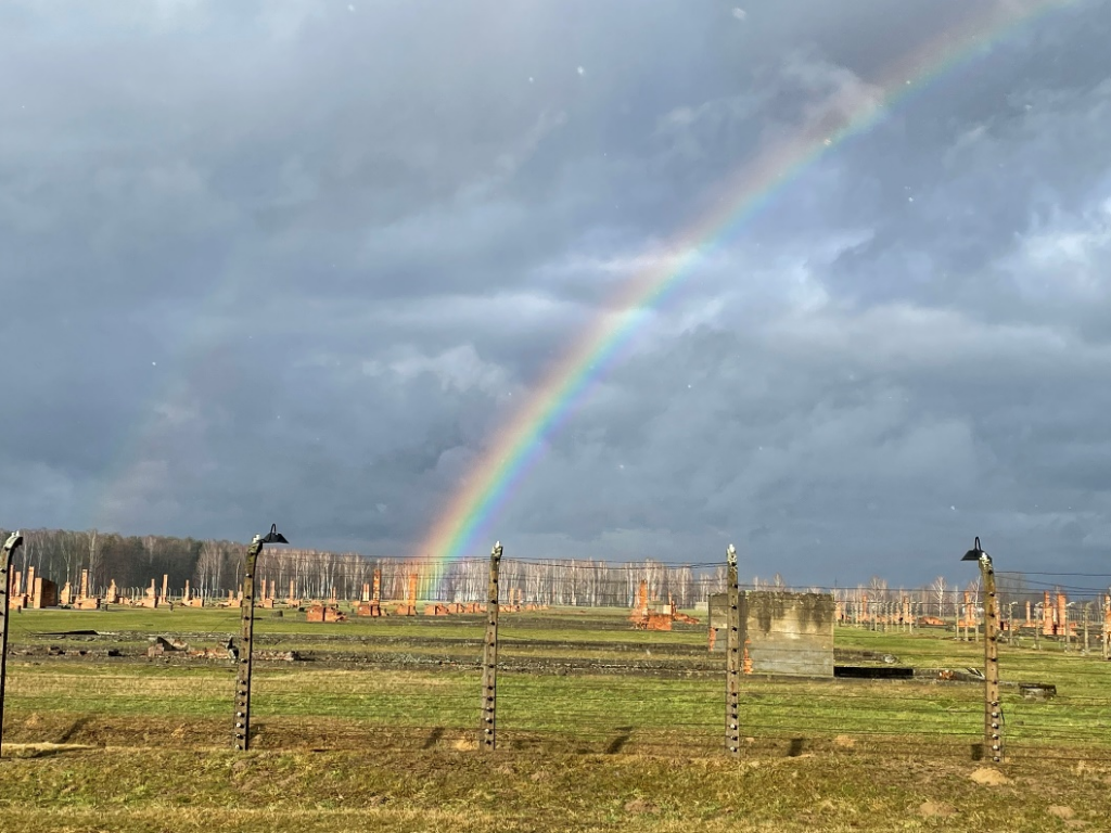 Auschwitz-Birkenau als einer der wichtigsten Orte europäischer Geschichte in surrealem Regenbogenlicht, eigenes Foto, Februar 2023.